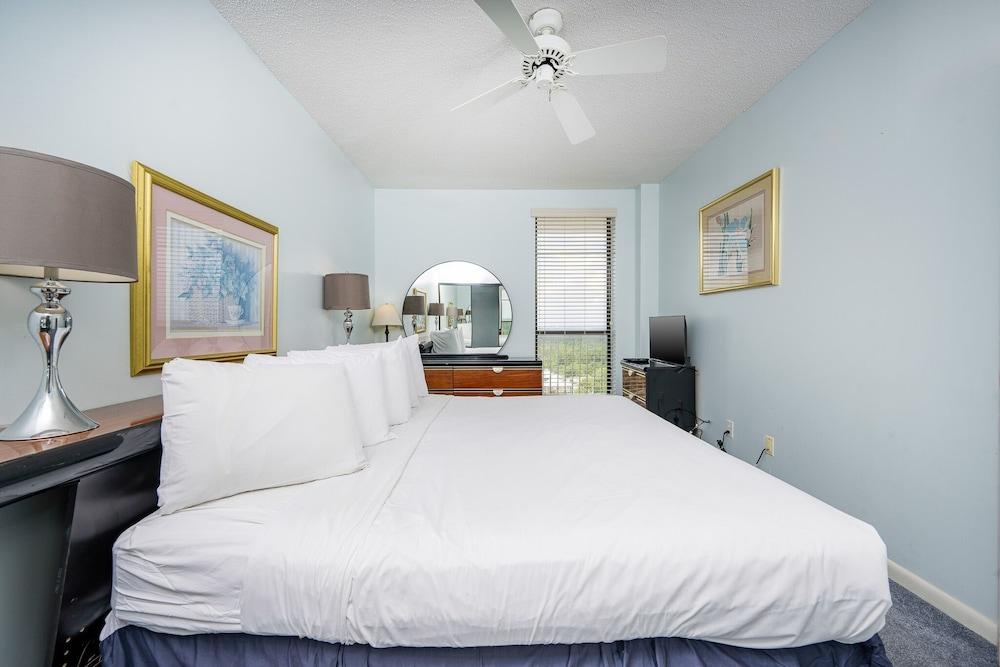 Pelican Pointe 1404 3 Bedroom Condo