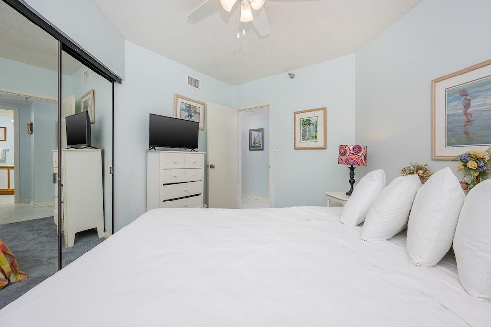 Pelican Pointe 1404 3 Bedroom Condo