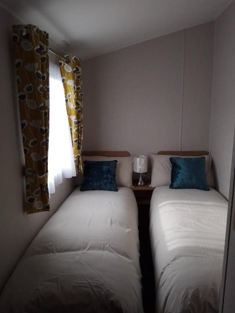 3 Bed, Sleeps 8 Caravan, California Cliffs Park