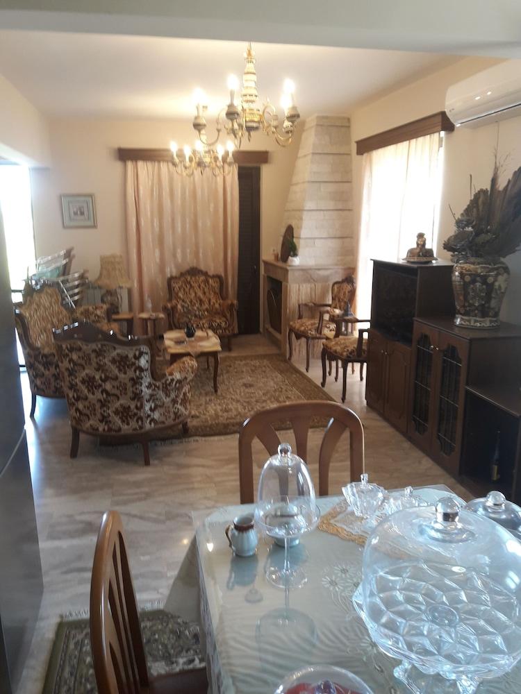 Anastasias House, Zipari