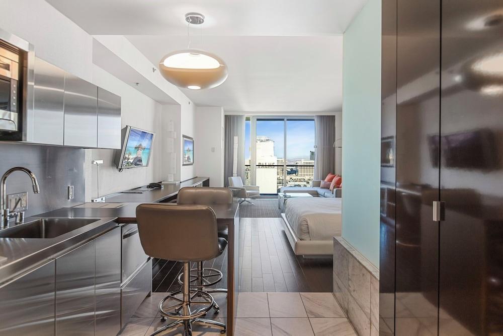 Full Strip Views - Open Balconies - Free Parking Jacuzzi Tub - High Floor