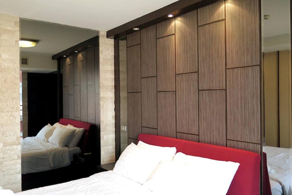 7A - 2 Bedrooms and 2 Bathrooms Located at Downtown Apartment With Shared Pool