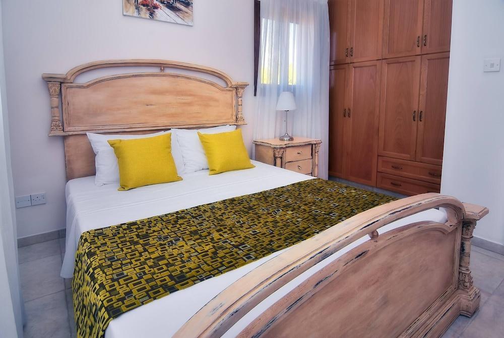 Impressive Large Villa Huge Heated Pool Garden