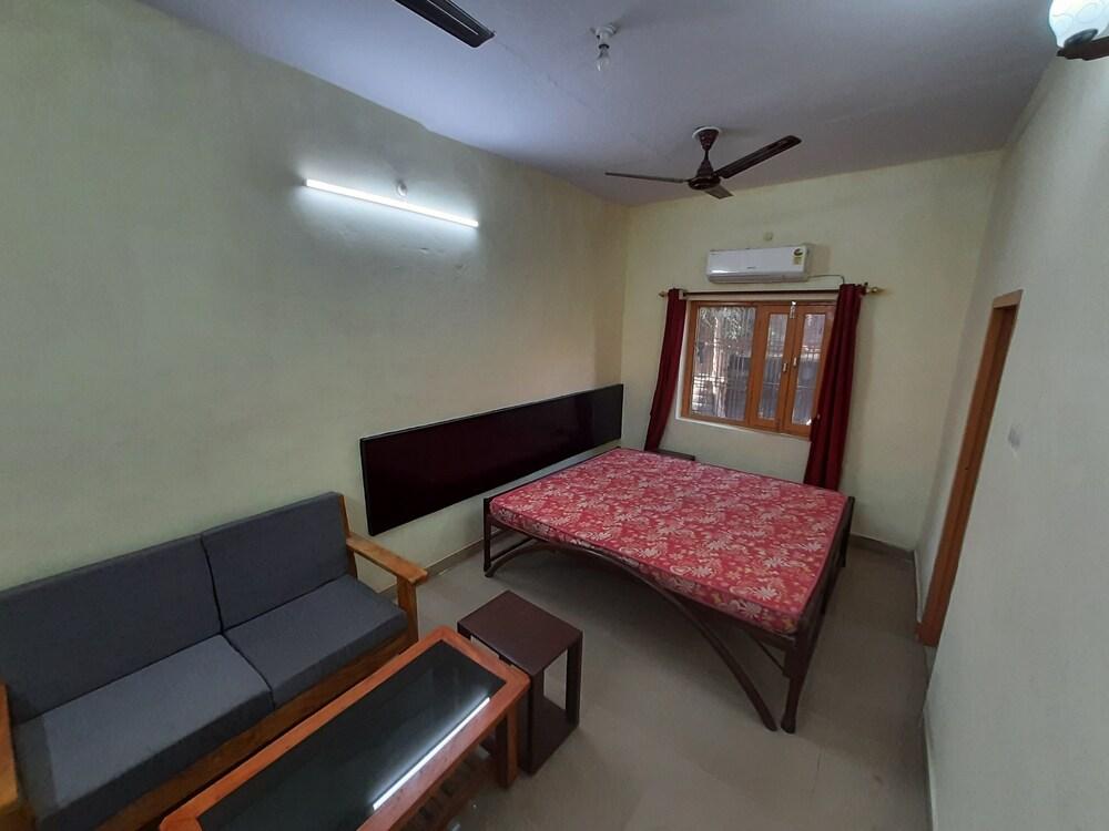Room-janardan Homestay Lucknow