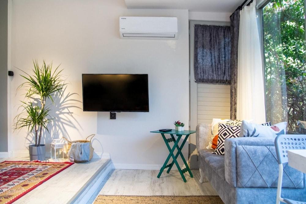 Invigorating Studio Flat Near Kordon in Alsancak