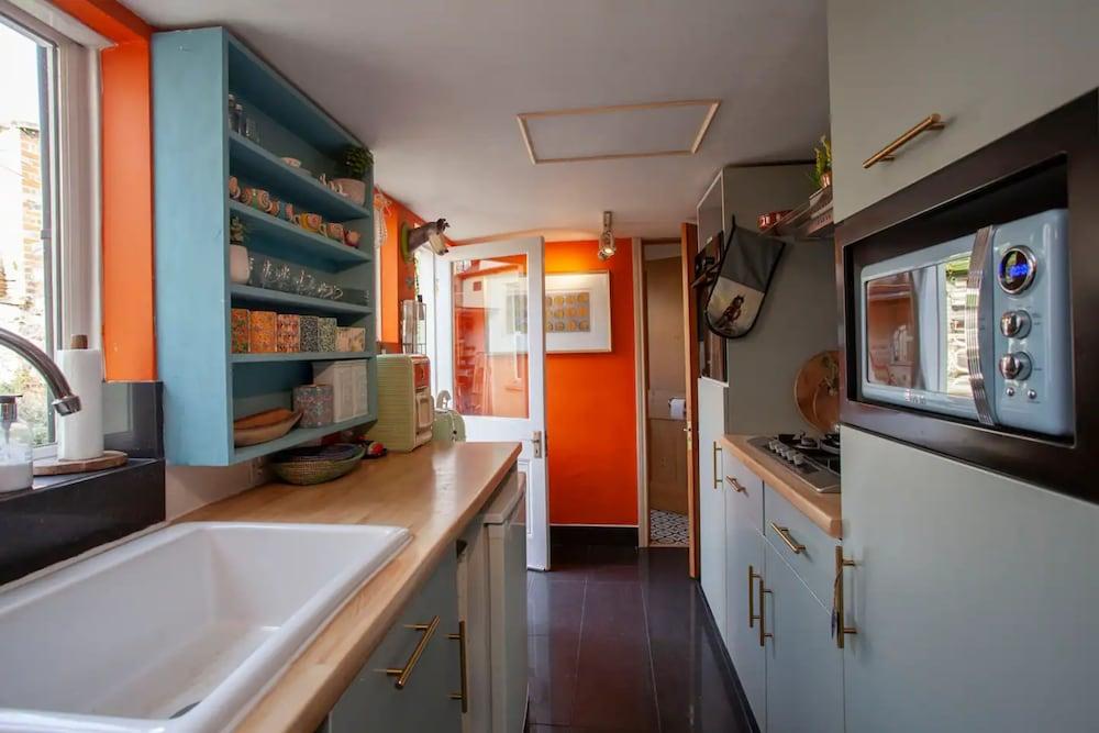 Stylish and Bright 2 Bedroom Flat in Bristol