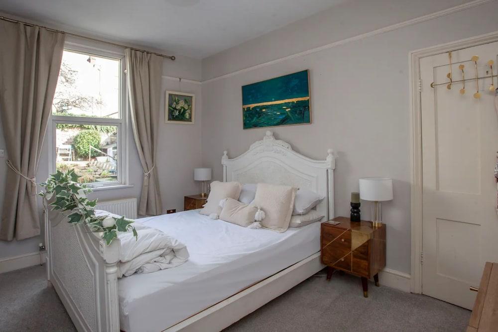Stylish and Bright 2 Bedroom Flat in Bristol