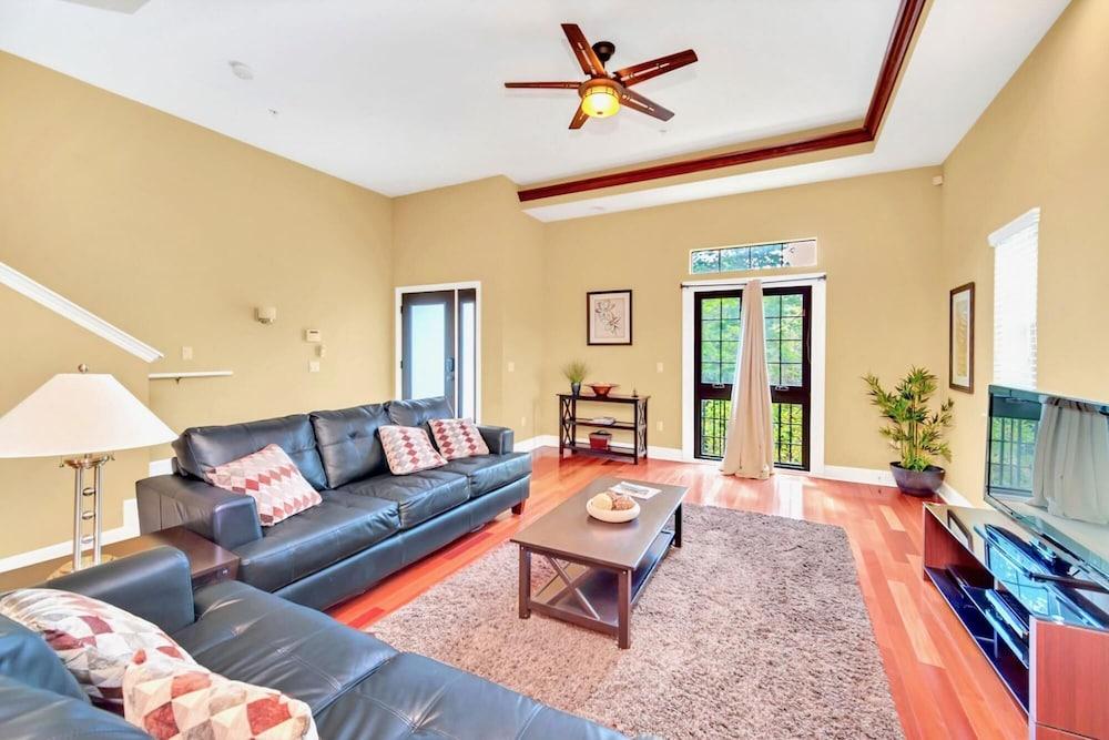 Near Disney - 4BR Townhome - Resort Pool Access