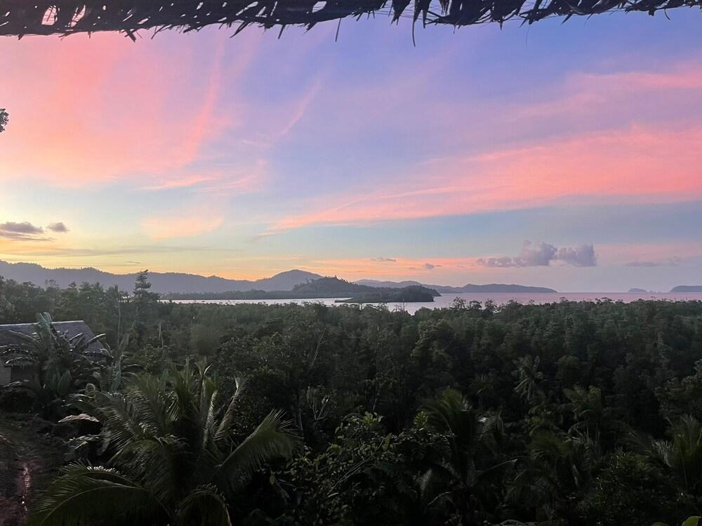 Jungle bar resto & huts