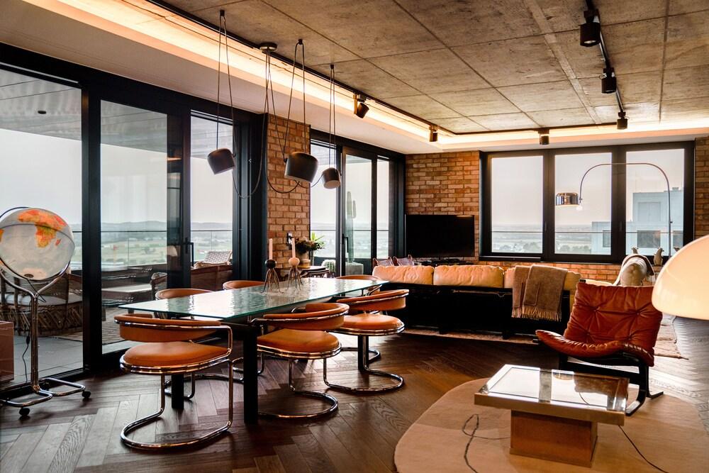 SKYLUX21-Designer Penthouse W Concierge