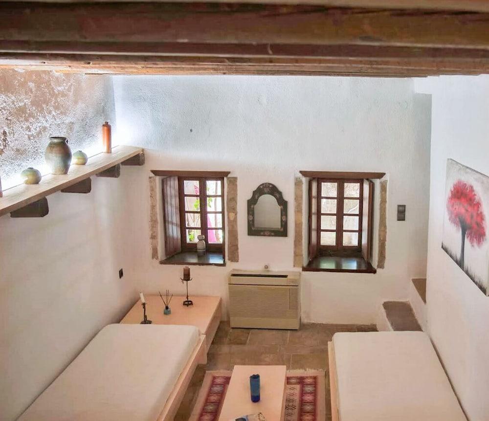 Menexes Suites Monemvasia