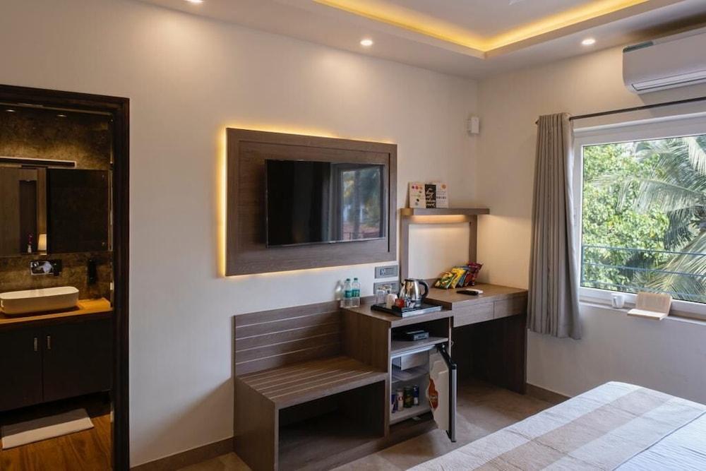 ELEVEN HOTELS & RESORTS