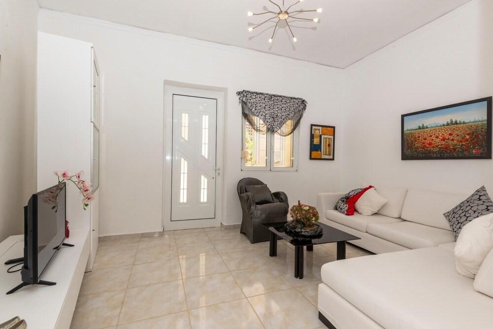 Gogo s Cosy Beach House