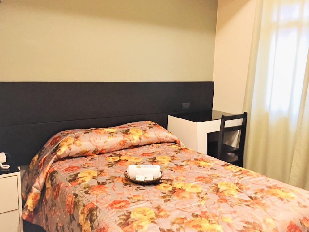 Hostal Carlos Tenaud