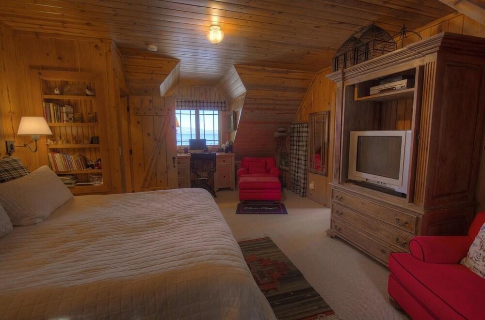 Lakefront History 5 Bedroom Cabin