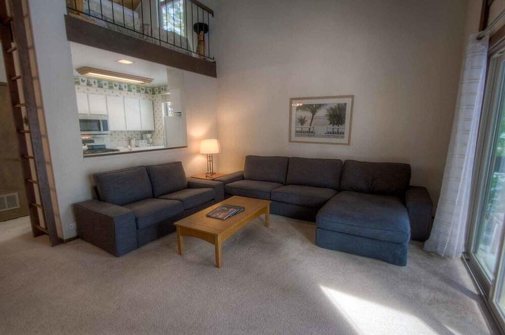 Chipmunk Chalet 2 Bedroom Home by Redawning