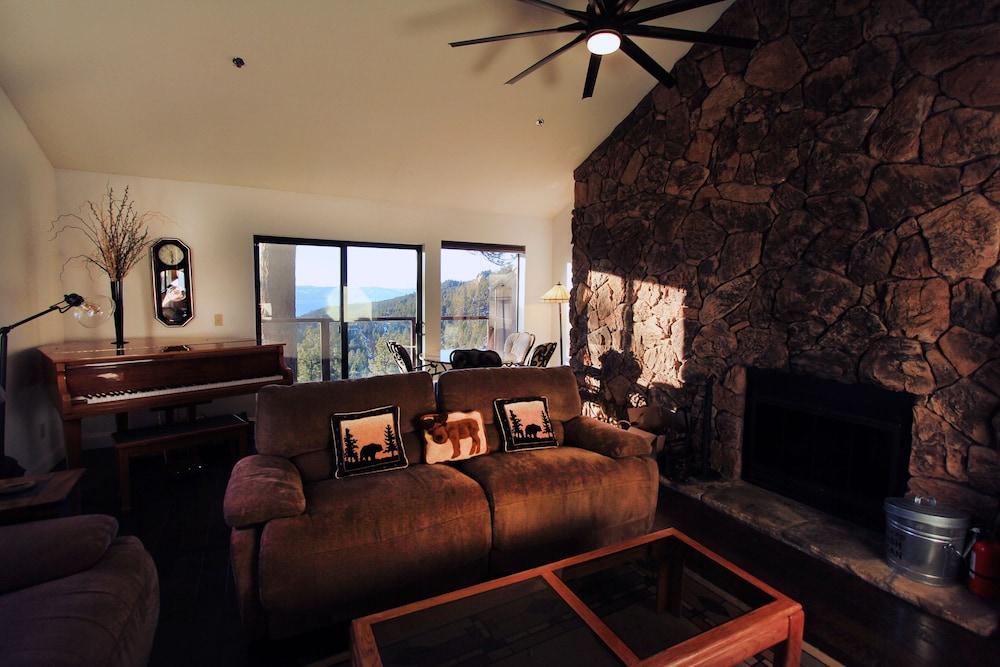 Lakescape 3 Bedroom Condo by RedAwning