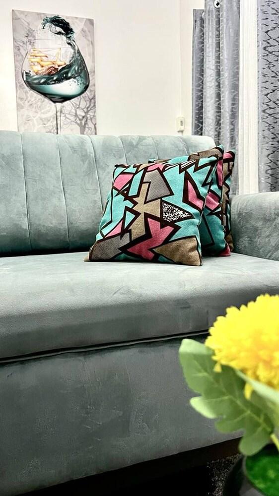 Stunning Apartment With Free Parking