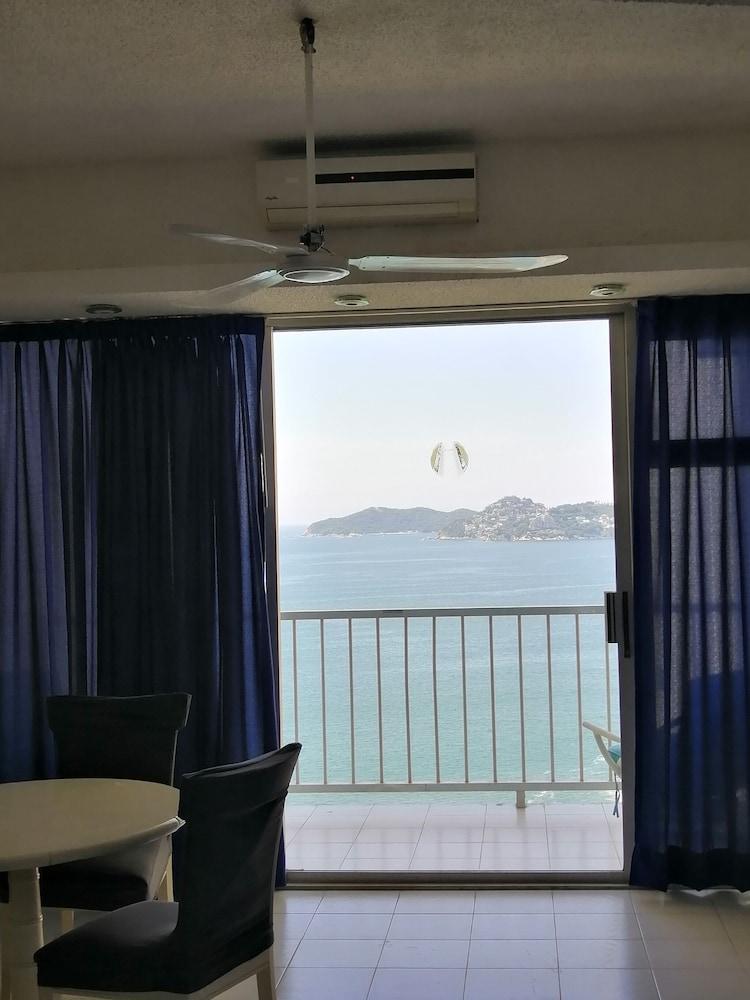 Spectacular Twin Towers Suite