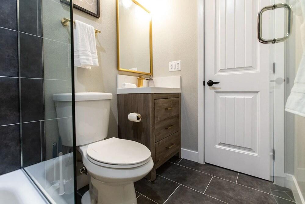 Professionals-restaurants-fastwifi-a C-desk- Pets