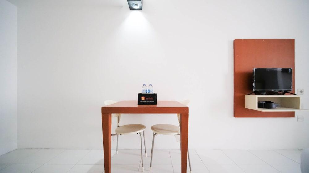 Homey Studio Apartment At Dian Regency