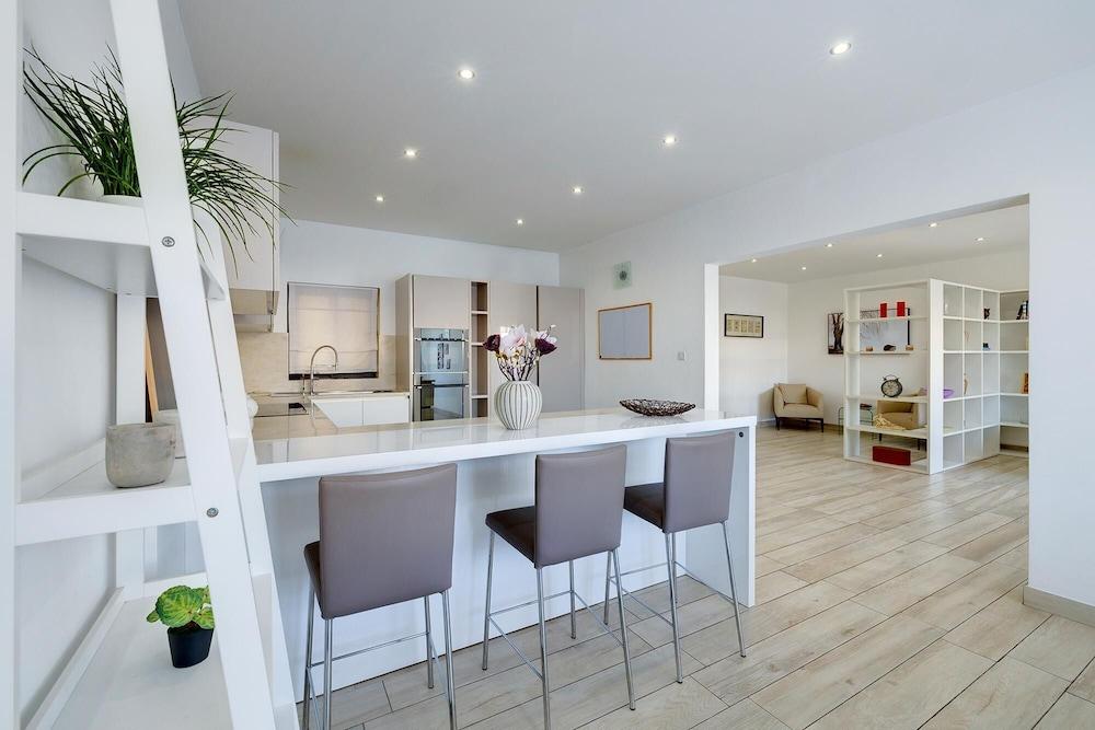 Stylish 3 Bedroom Holiday Apartment in St Julian s
