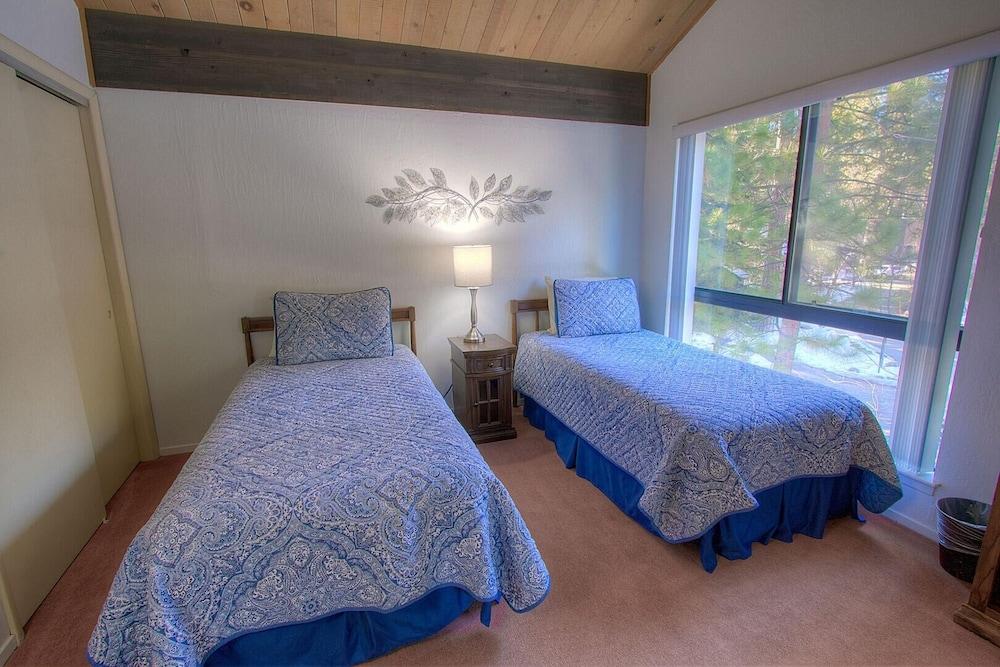 Sparrow's Nest 2 Bedroom Home by RedAwning