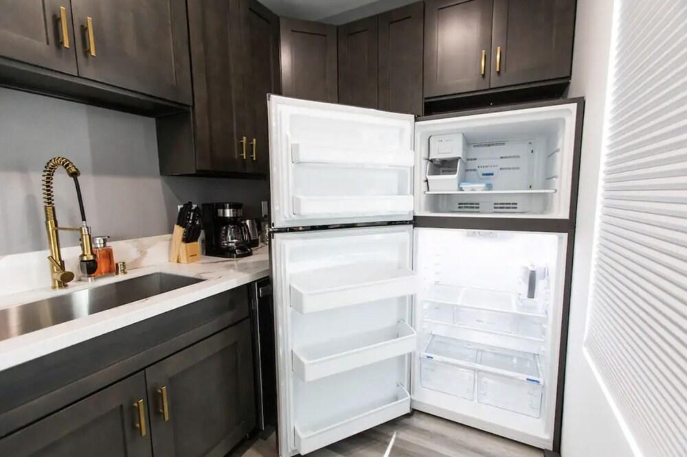 Walk 2 Restaurants Bars-relax on Private Patio