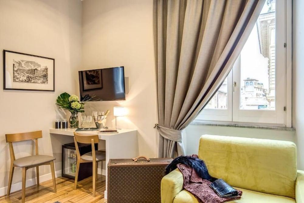 magenta collection navona