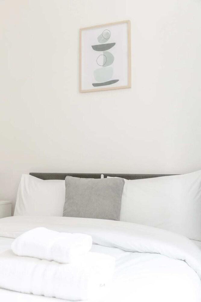 Spacious and Central 4 Bedroom Flat - West Kensington