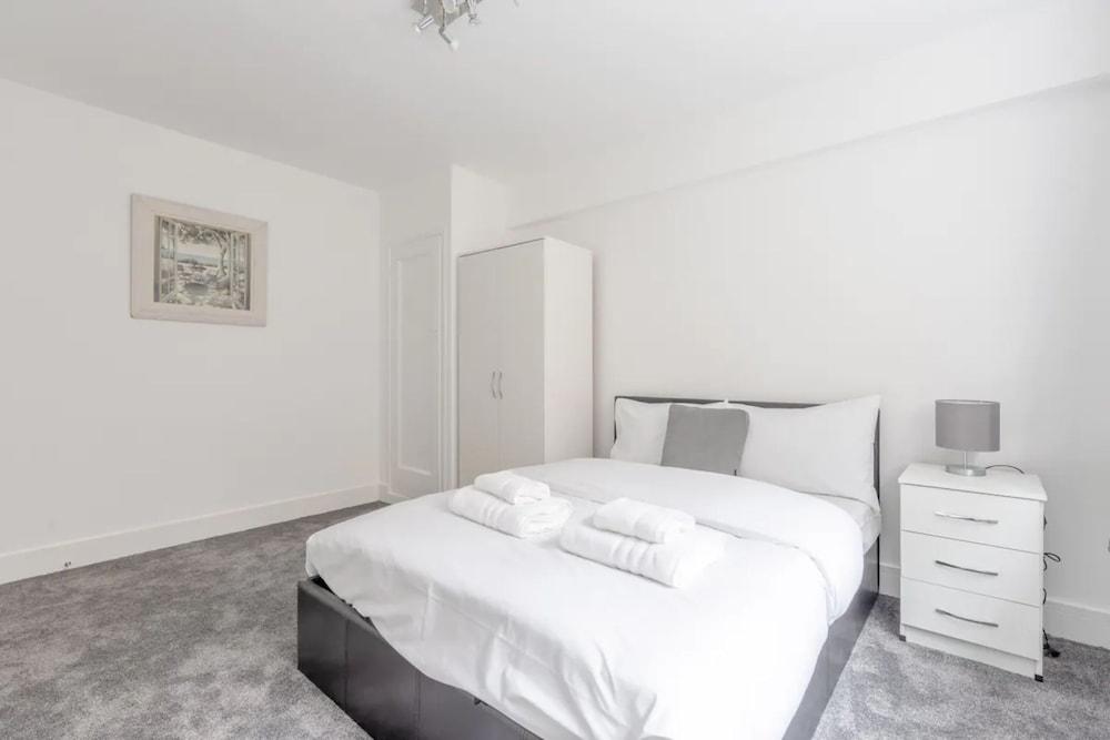 Spacious and Central 4 Bedroom Flat - West Kensington