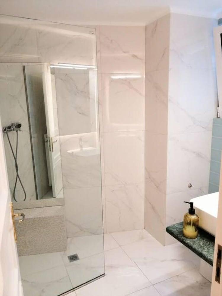 Elegant Apartment in Parliament Square