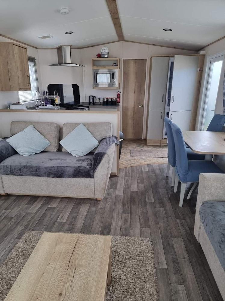 Stunning 2-bed Caravan in Prestatyn dog Friendly