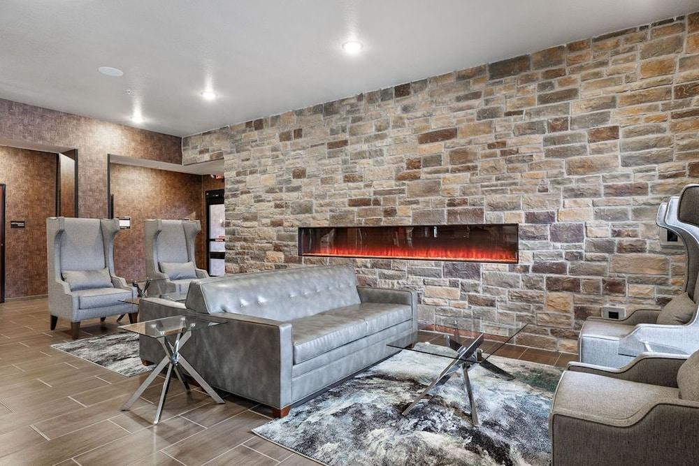 Cobblestone Hotel & Suites - Central Wisconsin Airport