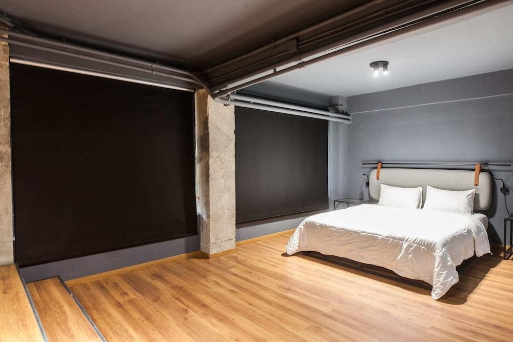 Modern Industrial Apt In Neos Kosmos