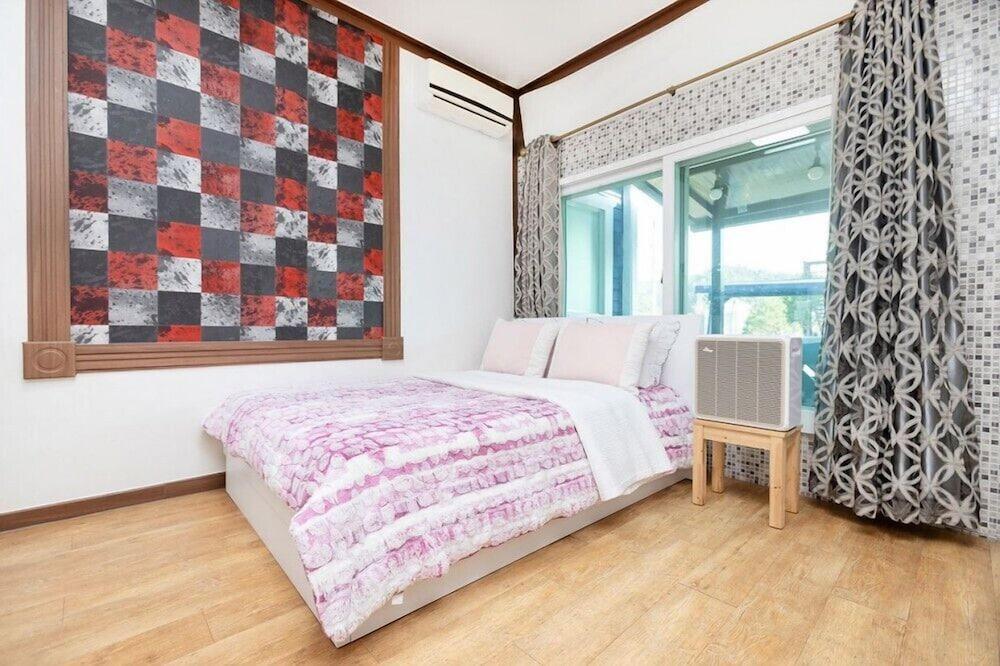 Yangyang River Pension