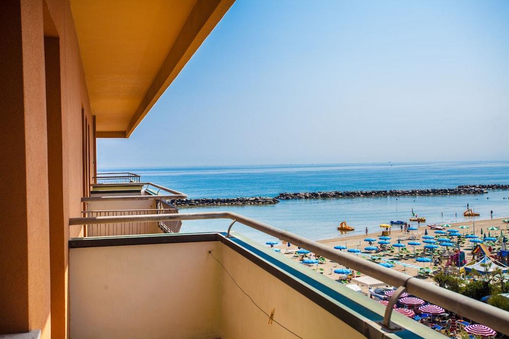 HOTEL COLA FRONTEMARE