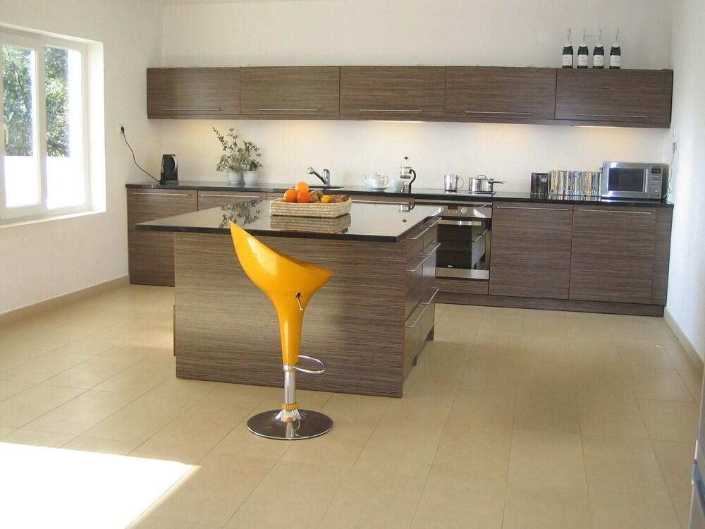 Remarkable 4-bed Villa in Denovici