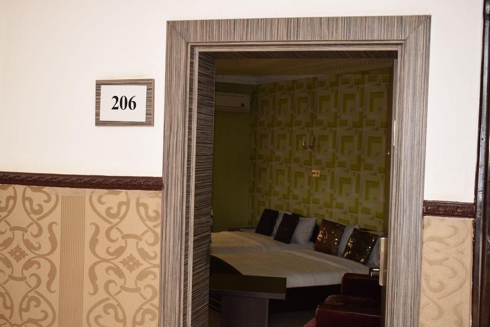 Savannah Suites Limited