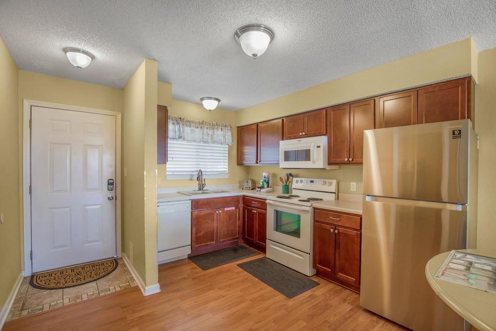 Splendid Condo Walk to Beach Outdoor Pool