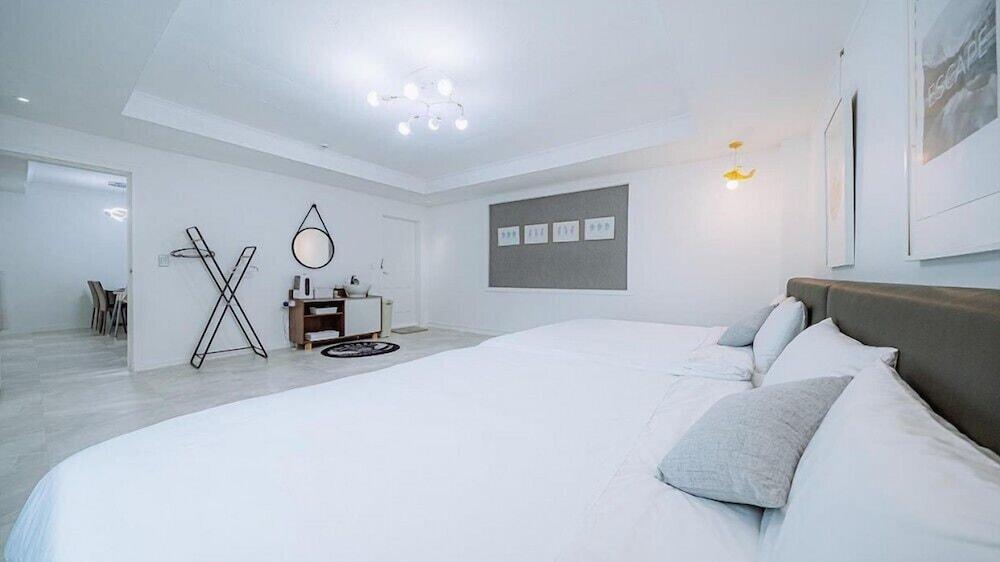 ello-el kids Pool Villa Pension