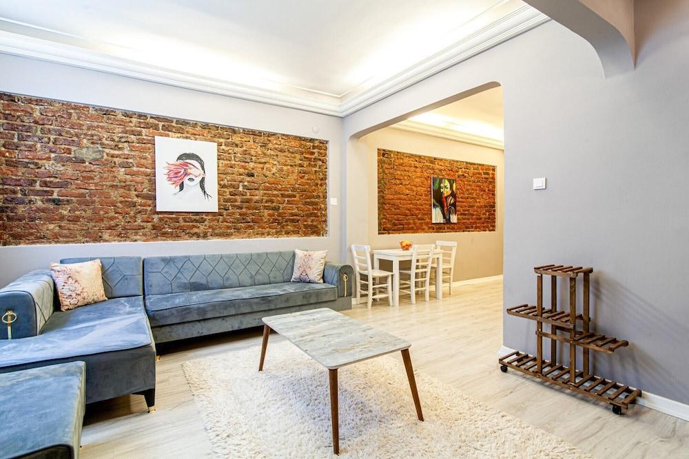 Central Flat Close to Cevahir Shopping Mall