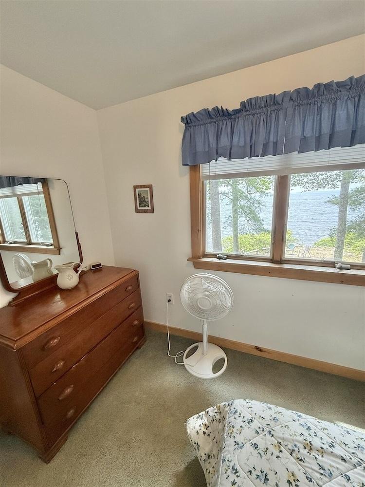 Paradise Point Limit 10 4 Bedroom Cottage by RedAwning