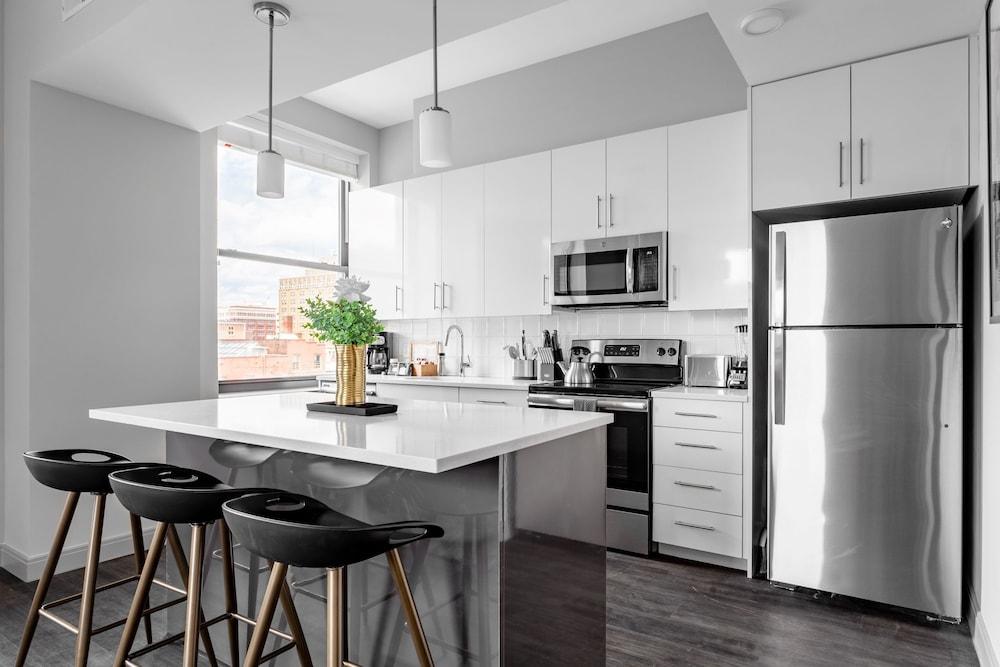 Amazing 2BR Downtown With 98 Walk Score