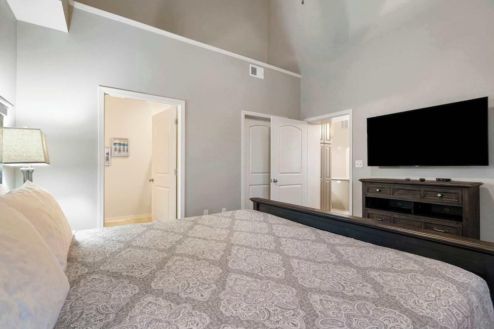 New Listing Ozark Views at Majestic - Perched on the Hills