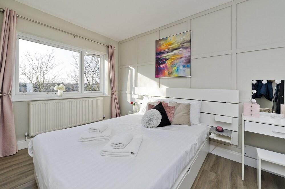 Attractive two Bedroom Flat in Ealing Broadway by Underthedoormat