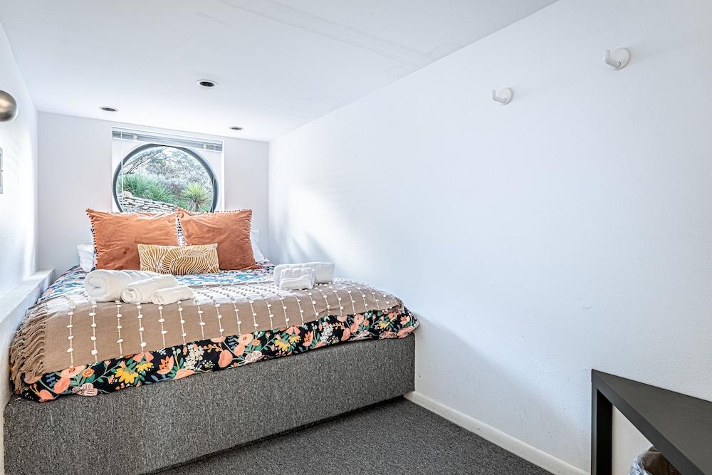 5br Home w/ Pool and a View!