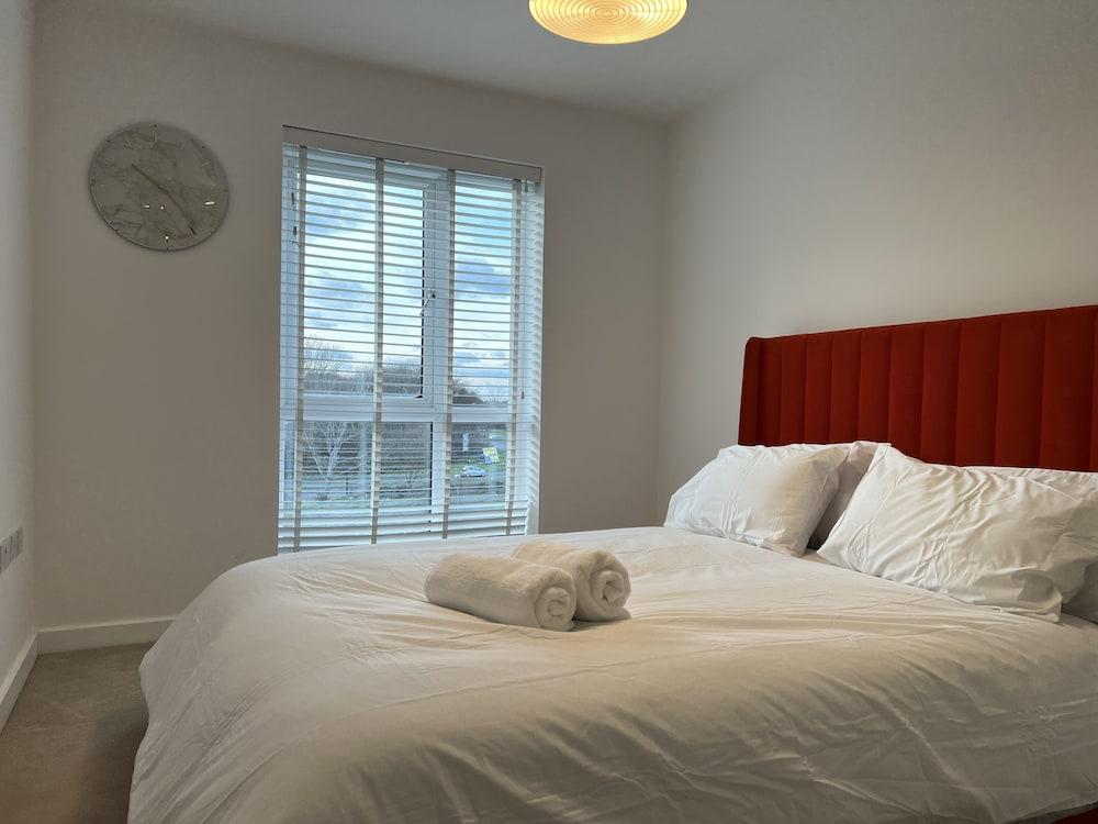 Mordern Retro 2 Bedroom Apartment