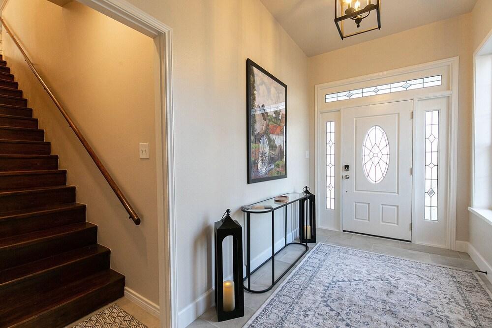 Luxury Riverfront Home 5 min to Wineries/fire Pit