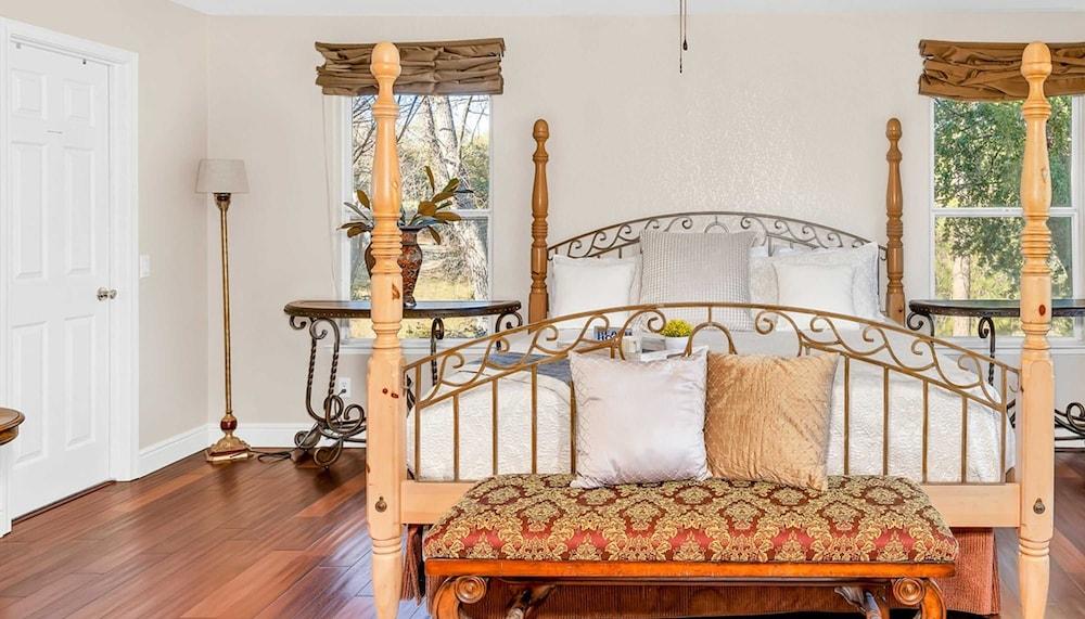 Awesome Views, Game Room, Hot Tub and More!